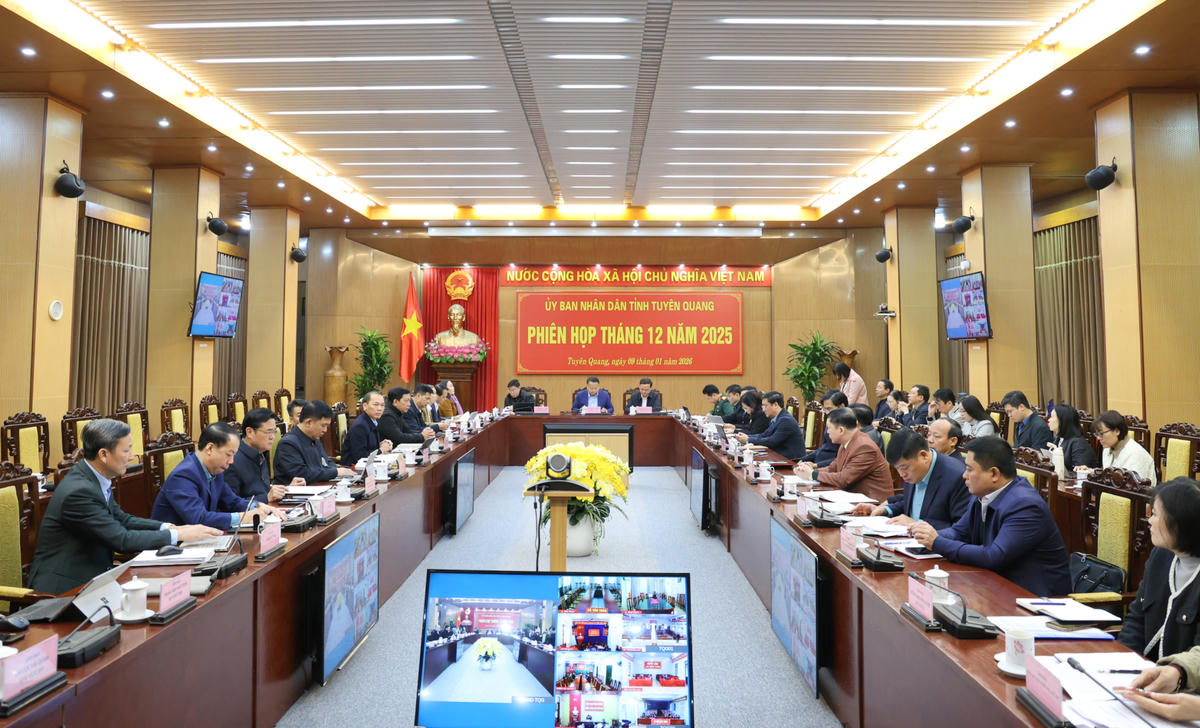 Phiên họp UBND tỉnh Tuyên Quang thường kỳ tháng 12, được tổ chức theo hình thức trực tiếp, kết hợp trực tuyến đến các xã, phường trên địa bàn tỉnh.