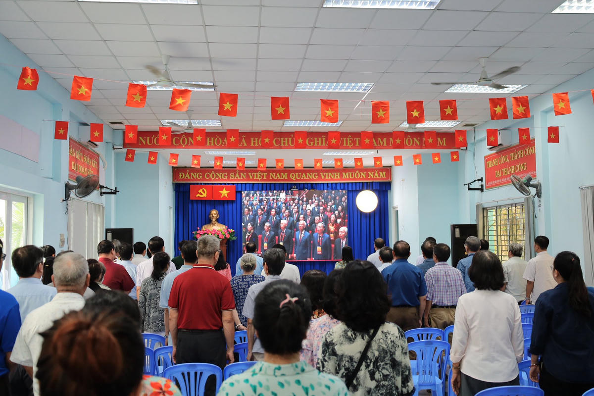 Phường Bình Lợi Trung (TP Hồ Chí Minh) đã tổ chức cho 162 cán bộ, đảng viên, công chức và đại diện các tầng lớp nhân dân xem trực tiếp khai mạc Đại hội Đảng lần thứ XIV. Ảnh: T.L