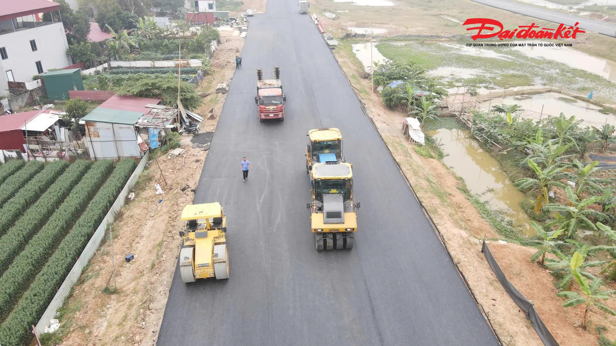 Dự án thành phần 2 xây dựng tuyến đường song hành thuộc đường Vành đai 4, kết nối trực tiếp với cầu Hồng Hà hiện đang bước vào giai đoạn thi công cao điểm, được đẩy nhanh tiến độ để bảo đảm hoàn thành theo kế hoạch.