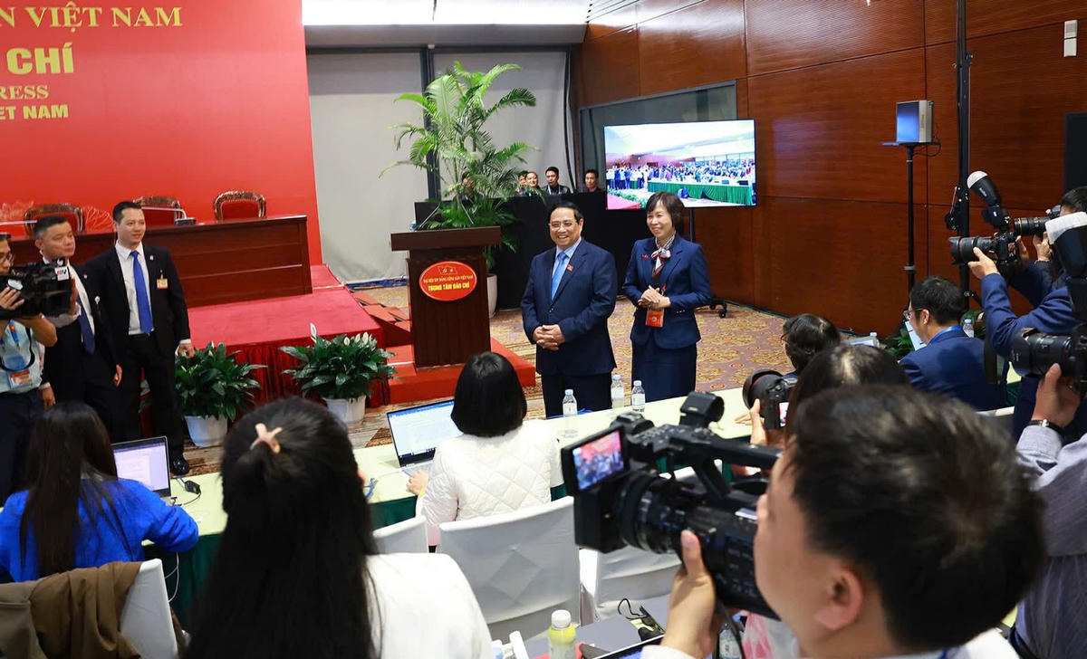 Thủ tướng Chính phủ Phạm Minh Chính thăm hỏi, động viên lực lượng báo chí. Ảnh: Dương Giang/TTXVN