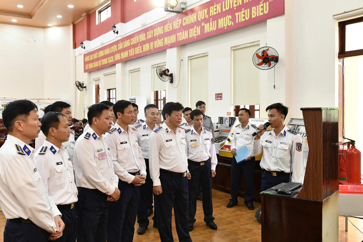 Đại biểu tham quan các môi hình học cụ tham gia hội thi. Ảnh: CV.