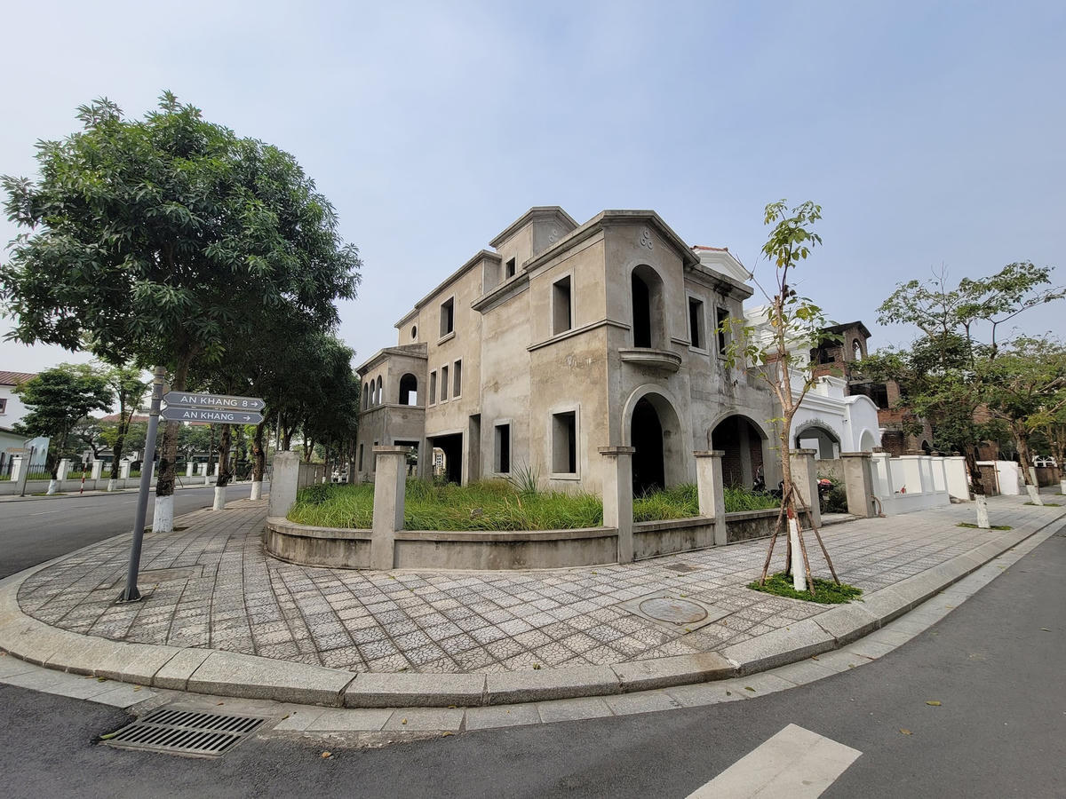 Cả dãy biệt thự bỏ hoang tại khu đô thị phía Tây Hà Nội. Việc triển khai định danh bất động sản được kỳ vọng sẽ ngăn chặn được đầu cơ, ôm bất động sản chờ tăng giá. Ảnh: Quốc Thanh.