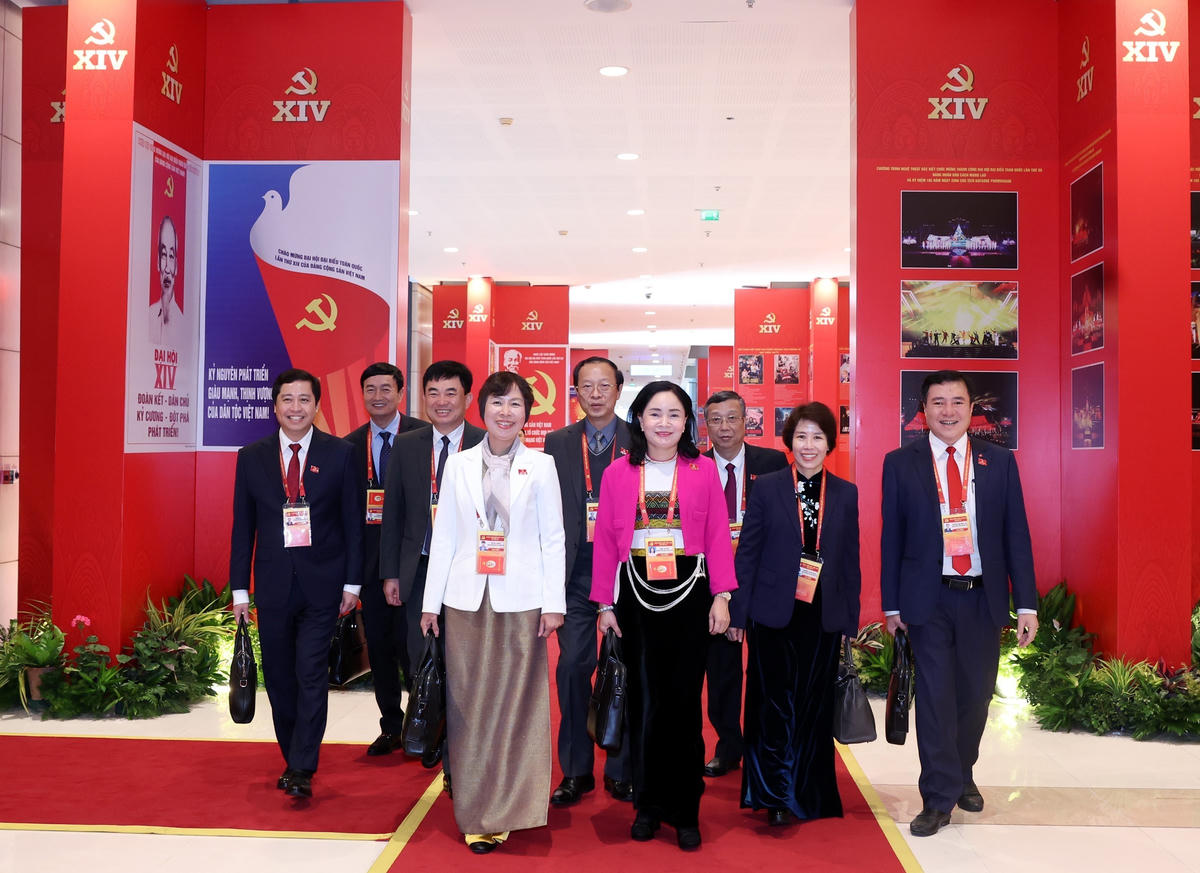 Các đại biểu đến dự phiên thảo luận tại hội trường về các văn kiện Đại hội, chiều 21/1. 