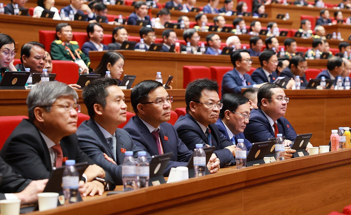 Đoàn đại biểu Đảng bộ Chính phủ dự phiên thảo luận tại hội trường về các văn kiện Đại hội.