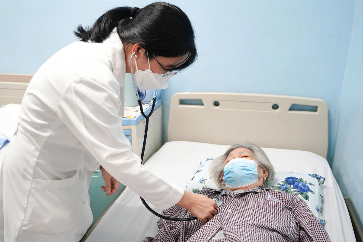 Bác sĩ khuyến cáo, cần bảo vệ sức khỏe của người già khi trời trở lạnh. Ảnh: S.X