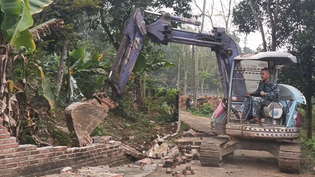 Phá bỏ tường rào và hiến đất làm đường là phong trào được người dân xã Lâm Thao hưởng ứng mạnh mẽ. Ảnh CTV