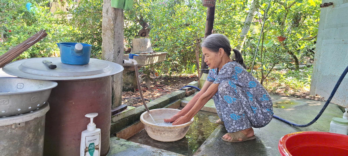Bà Lương Thị Tín, trú tại thôn Kinh Lương, xã Tân Minh phấn khởi khi được sử dụng nước sạch do Công ty CP Cấp nước Hải Phòng cung cấp. Ảnh: PT.&nbsp;