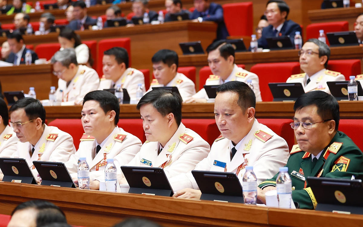 Đoàn đại biểu Đảng bộ Công an Trung ương dự phiên thảo luận tại hội trường về các văn kiện Đại hội, chiều 21/1.