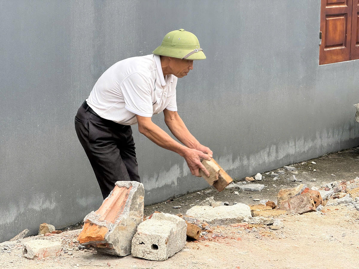 Hộ gia đình ông Nguyễn Quang Chinh tự nguyện hiến 35m tường rào kiên cố. Ảnh CTV