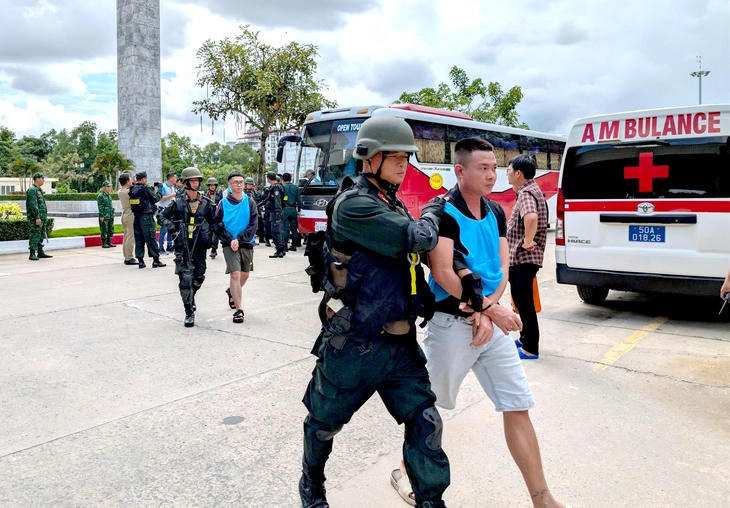 Triệt phá nhiều nhóm lừa đảo “việc nhẹ lương cao”