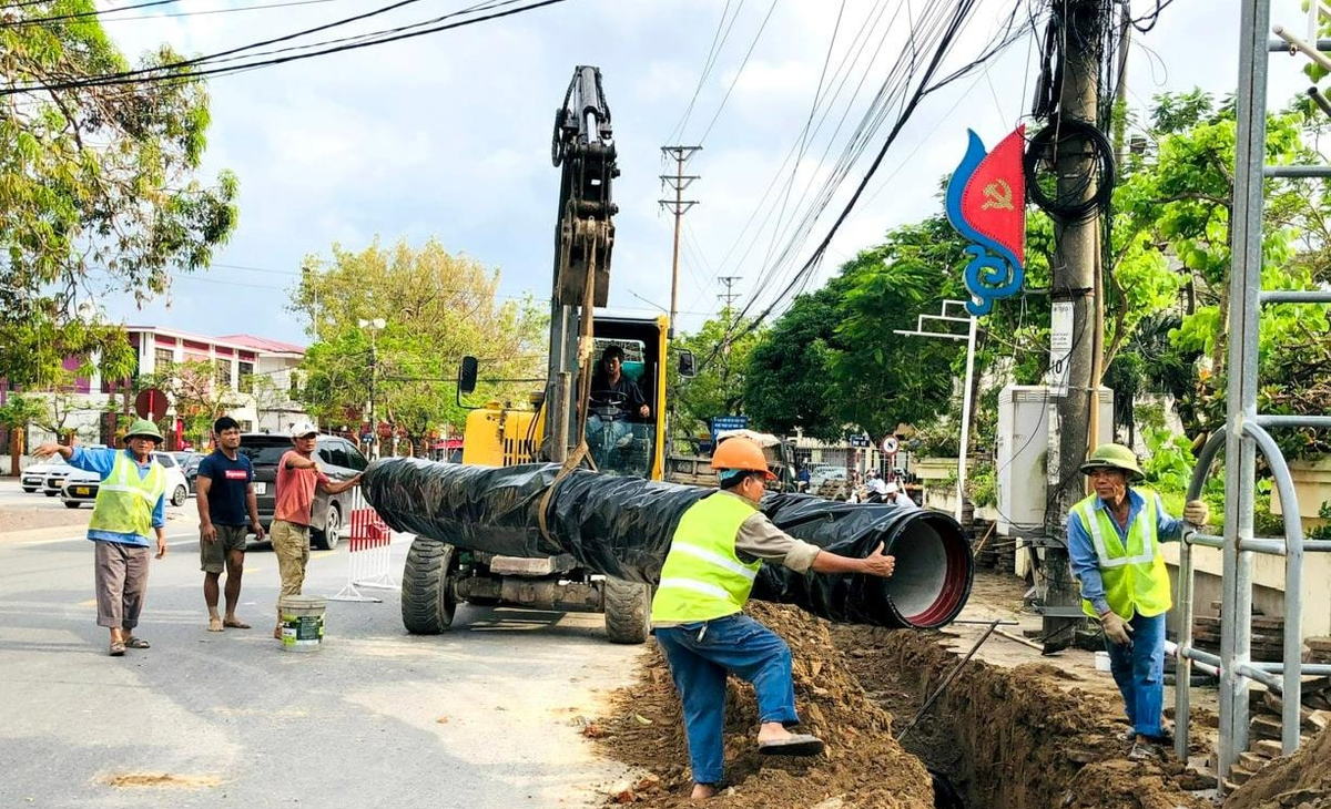 Công ty CP Cấp nước Hải Phòng thi công đường ống cung cấp nguồn nước đến người dân khu vực Tiên Lãng. Ảnh: CTV.&nbsp;