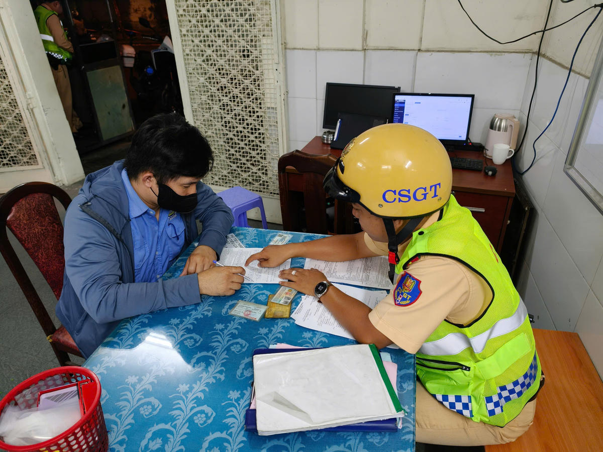 Ông C.Q.T  làm việc với lực lượng CSGT. Ảnh: CA.