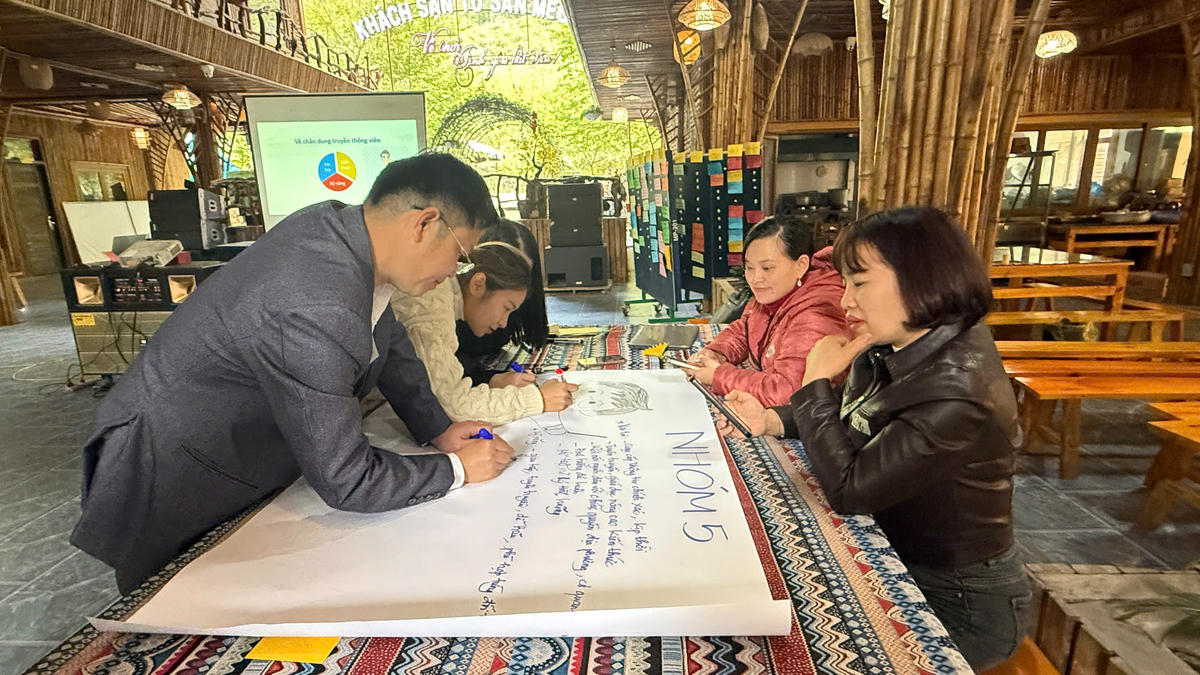 Các báo cáo viên chia thành từng nhóm với nhiều chủ đề thiết thực, sinh động. Ảnh: X.T