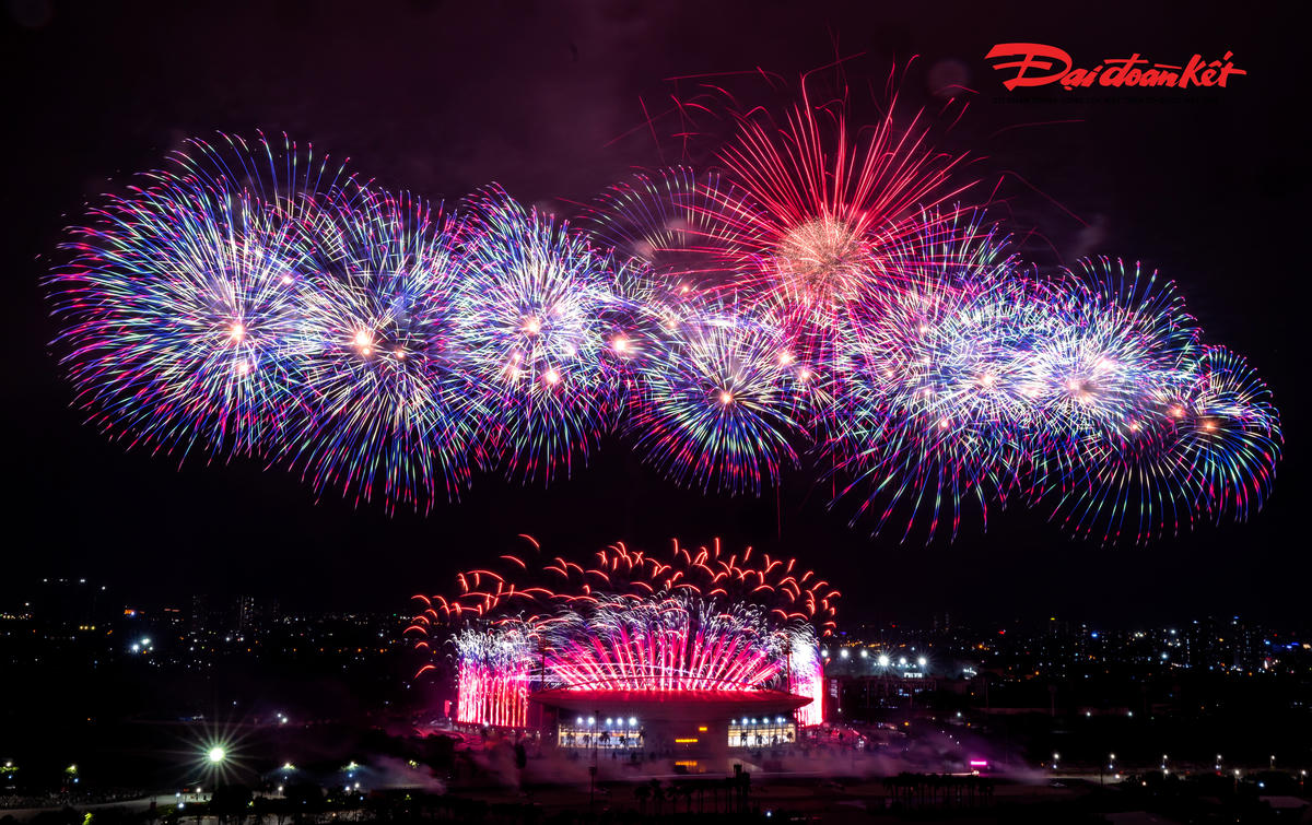 Chương trình ứng dụng nhiều hiệu ứng nghệ thuật biến đổi liên tục, độc đáo như tạo hình trái tim, ngôi sao, vương miện hoa cẩm tú cầu, khói màu cầu vồng, kết hợp hiệu ứng âm thanh đặc biệt như tiếng sói hú, hứa hẹn mang đến màn trình diễn mãn nhãn cho khán giả.