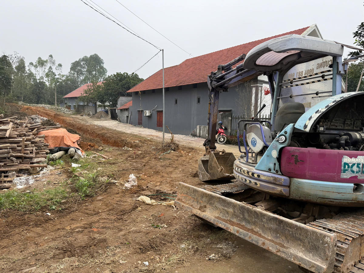 Chỉ trong vài ngày, Khu dân cư số 7 đã bàn giao “mặt bằng sạch” cho nhà thầu nâng cấp tuyến đường. Ảnh: Phương Anh