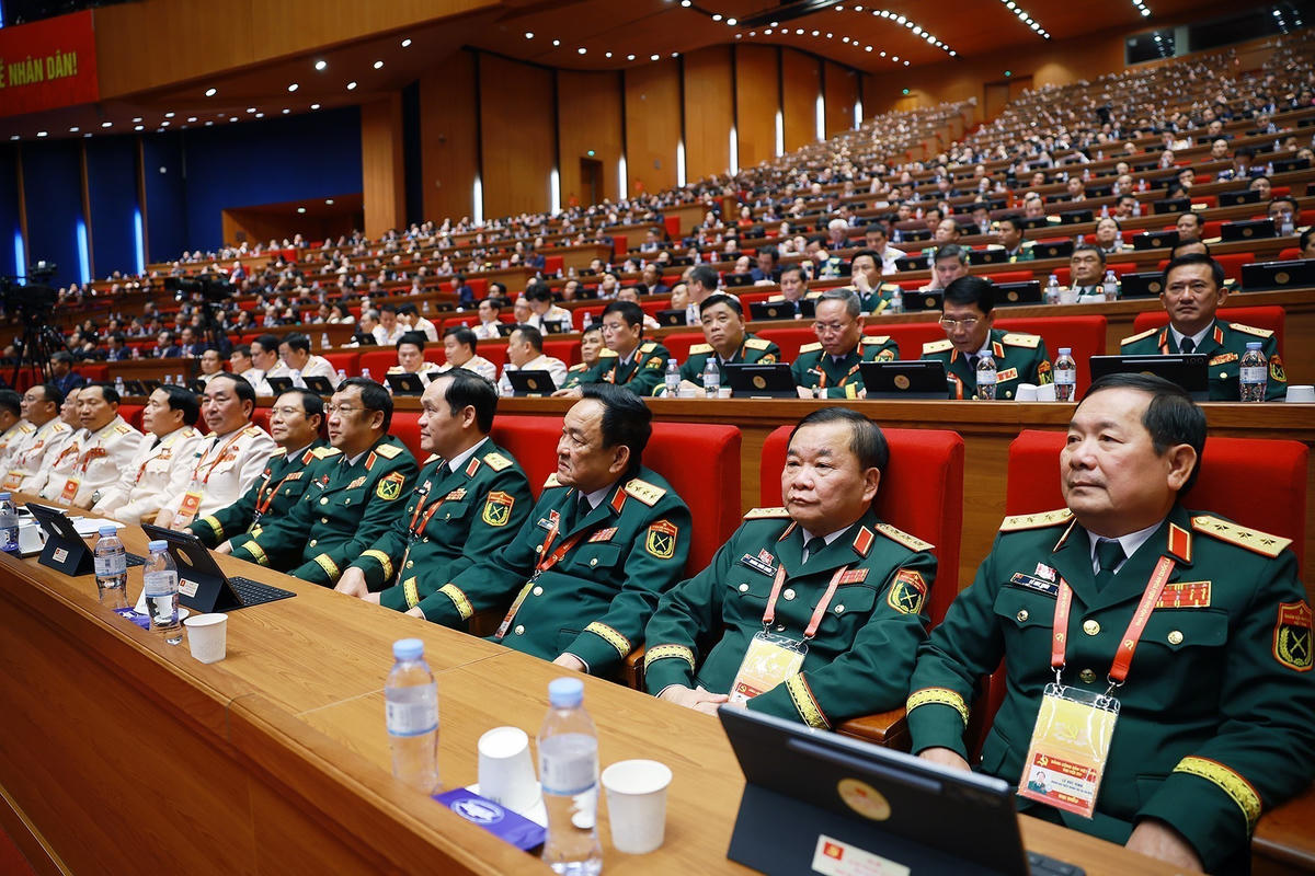 Đoàn đại biểu Đảng bộ Quân đội dự phiên thảo luận tại hội trường về các văn kiện Đại hội, chiều 21/1. 