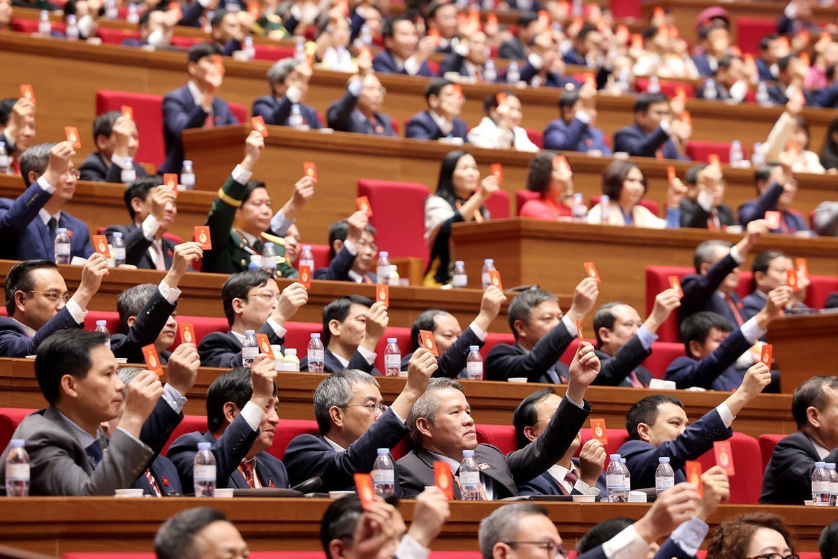 Đại hội biểu quyết thông qua dự thảo điều chỉnh chương trình Đại hội.