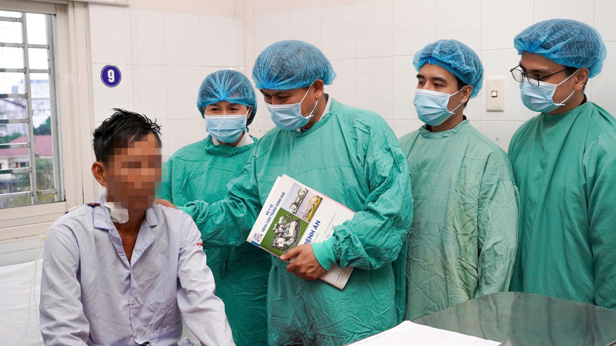 Sức khỏe bệnh nhân dần định sau ca phẫu thuật. Ảnh: B.T.