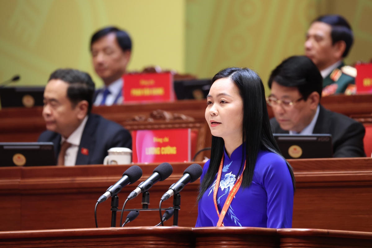 Đồng chí Nguyễn Thị Thúy Lan, Bí thư Đảng ủy, Chủ tịch HĐND xã Tân Khánh Trung (tỉnh Đồng Tháp), trình bày tham luận “Xây dựng địa phương hạnh phúc, góp phần hiện thực hóa khát vọng xây dựng đất nước phồn vinh, thịnh vượng”.