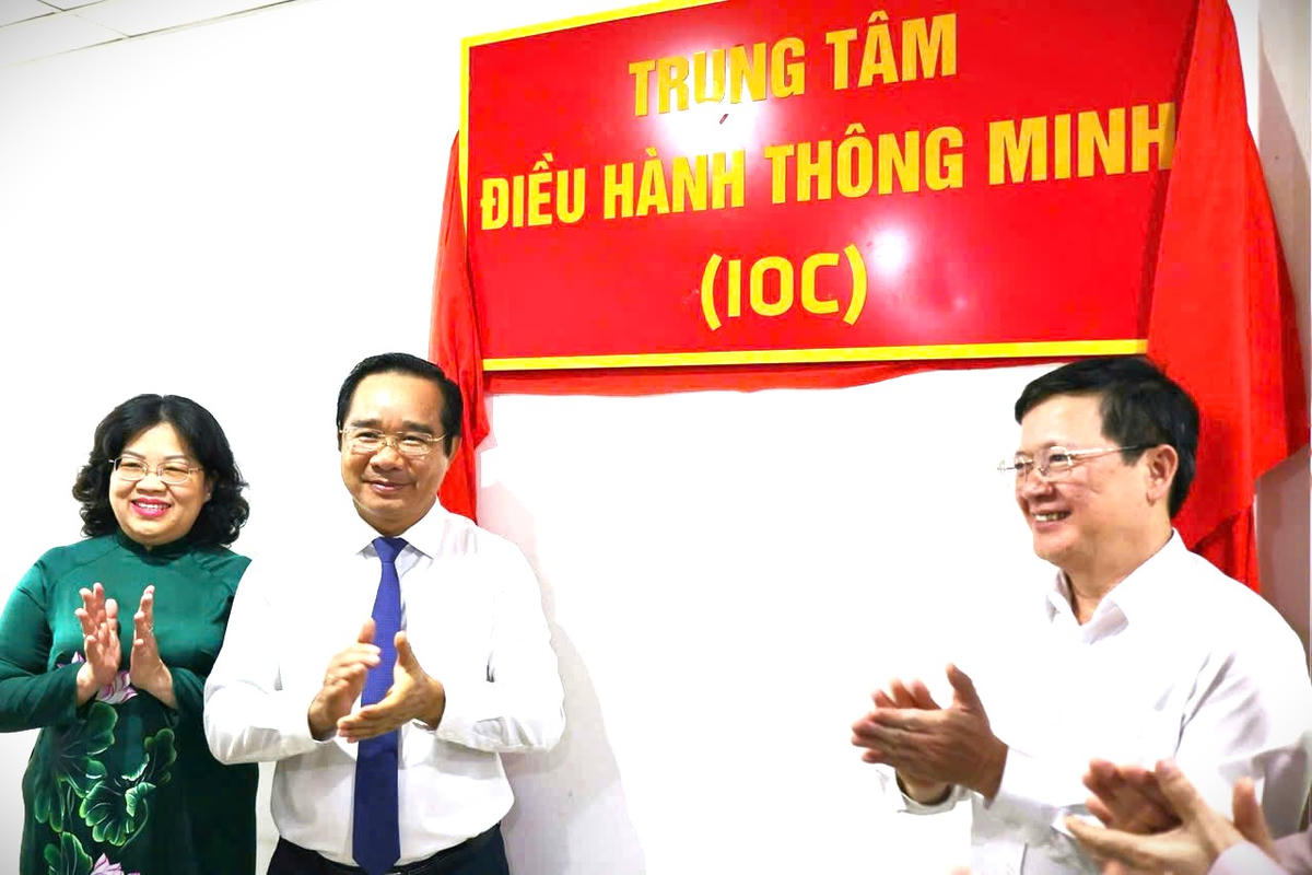 Thứ trưởng Bộ Tư pháp Mai Lương Khôi và Chủ tịch UBND TP Hồ Chí Minh Nguyễn Văn Được kéo băng khai trương Trung tâm điều hành thông minh thông minh IOC THADS TP Hồ Chí Minh. Ảnh: BTP.

