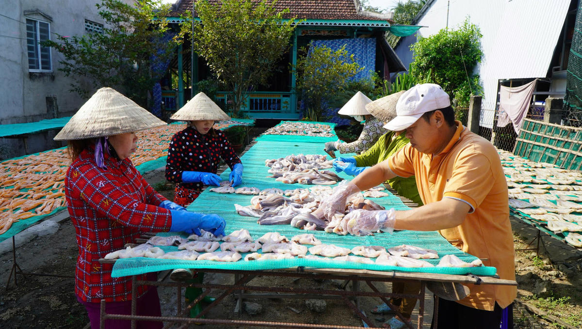 Các hộ sản xuất cá khô ở xã Phú Thọ đang tất bật phơi khô phục vụ thị trường Tết Bính Ngọ năm 2026. Ảnh: Trung Ngãi.&nbsp;