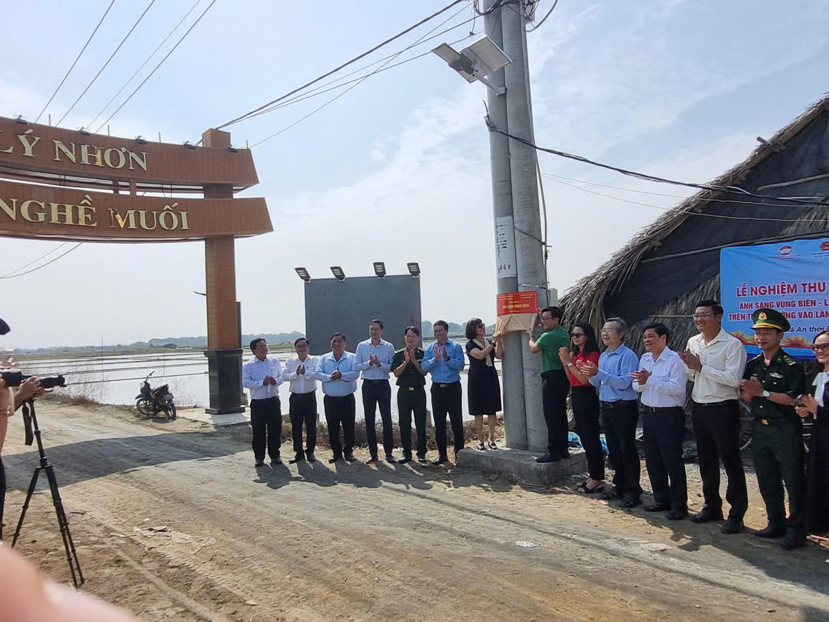 Ban Tổ chức nghiệm thu và bàn giao công trình “Ánh sáng vùng biên” phục vụ nhân dân trên địa bàn. Ảnh: Nguyễn Danh.