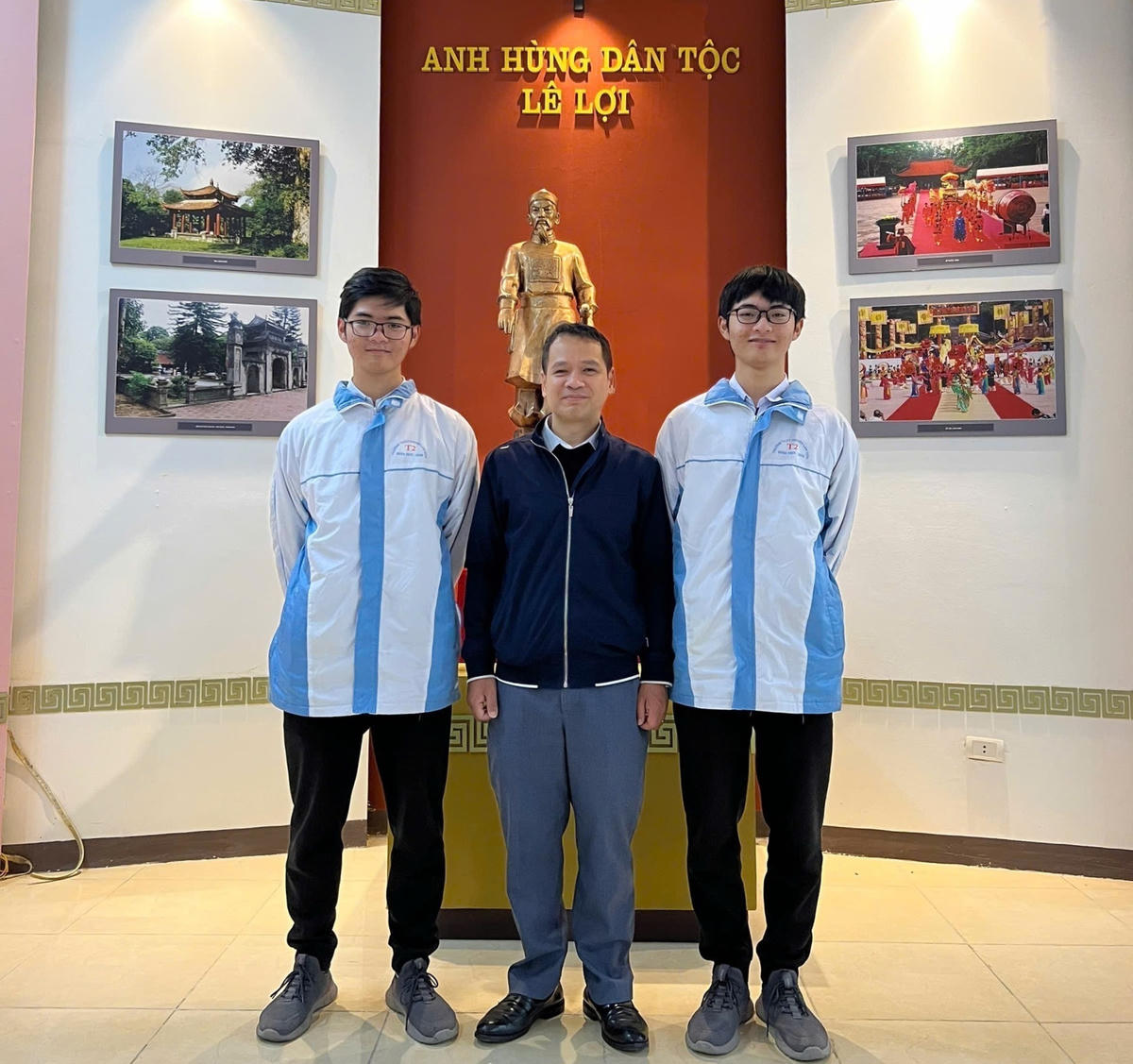 Thầy Bình động viên 2 anh em trước kỳ thi chọn đội tuyển Olympic. Ảnh: NVCC