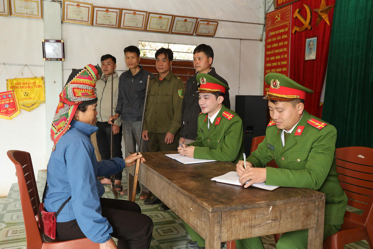 Nhiều người dân tự nguyên giao nộp súng cho lực lượng Công an. Ảnh: CT.