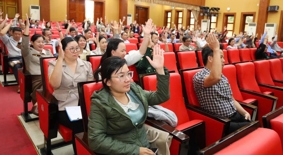 
Cử tri biểu quyết thông qua danh sách giới thiệu người ứng cử đại biểu HĐND phường Nha Trang. (ảnh H.L)

