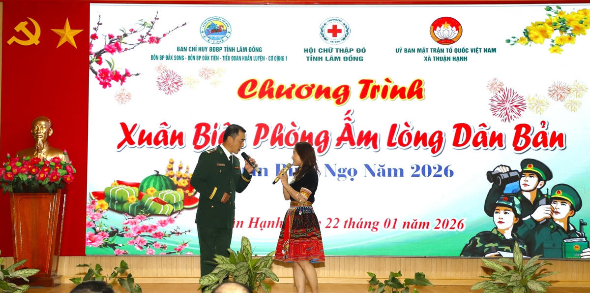 Cán bộ, chiến sĩ Bộ đội Biên phòng và người dân biểu diện văn nghệ tạo không khí vui tươi, phấn khởi mừng Đảng, mừng xuân mới tại buổi lễ. (ảnh N.N)
