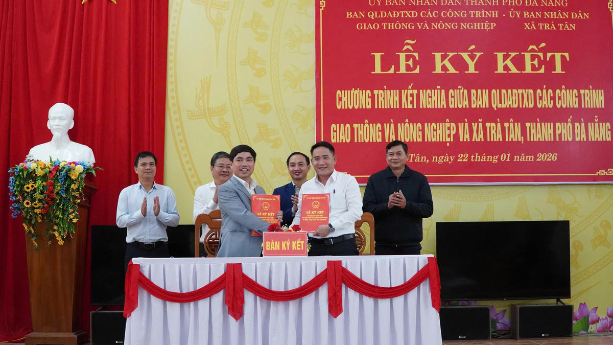 Lãnh đạo Ban Quản lý dự án đầu tư xây dựng các công trình giao thông và nông nghiệp Đà Nẵng và xã Trà Tân ký kết. Ảnh: CV.