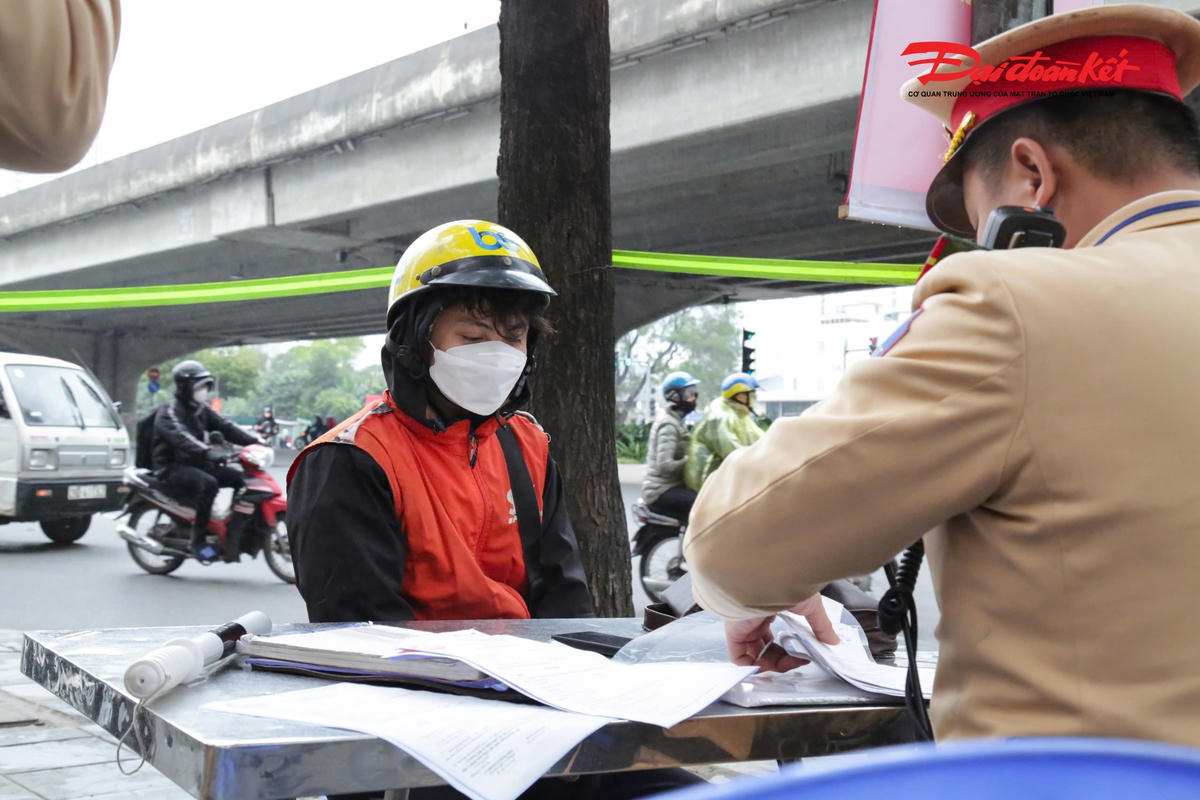 Lực lượng chức năng&nbsp;lập biên bản xử phạt anh L. số tiền 350.000 đồng theo quy định.