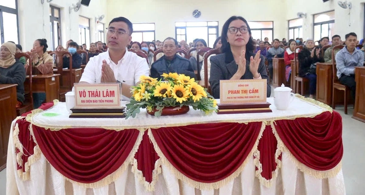 Các đại biểu dự chương trình trao quà Tết cho các hộ nghèo. (ảnh T.L)