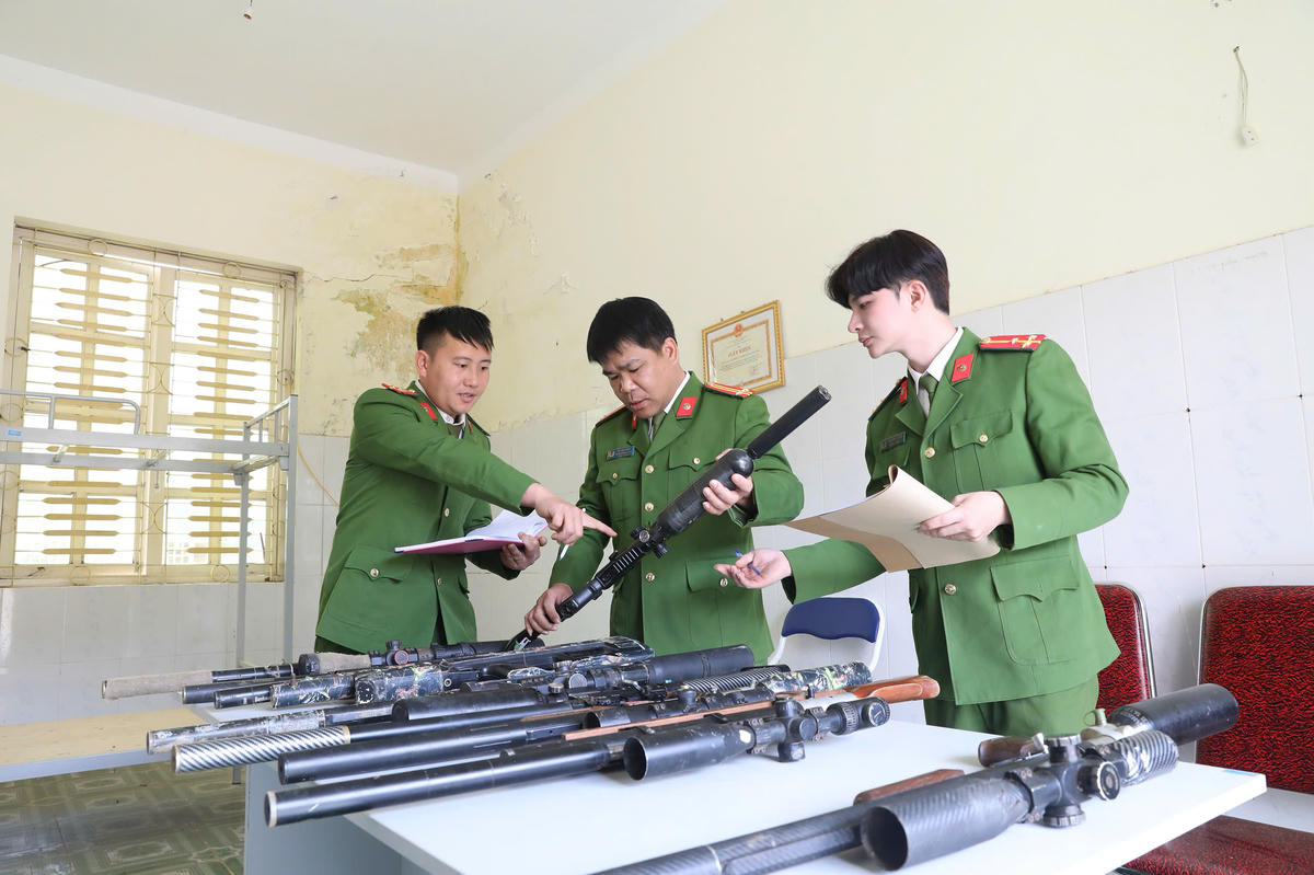 Nhiều loại súng được Công an thu giữ. HH