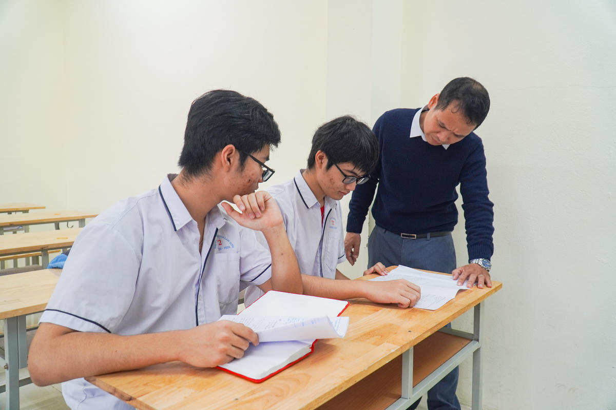 Thầy Bùi Văn Bình đánh giá 2 anh em có tinh thần học tập rất bền bỉ. Ảnh: Đình Minh