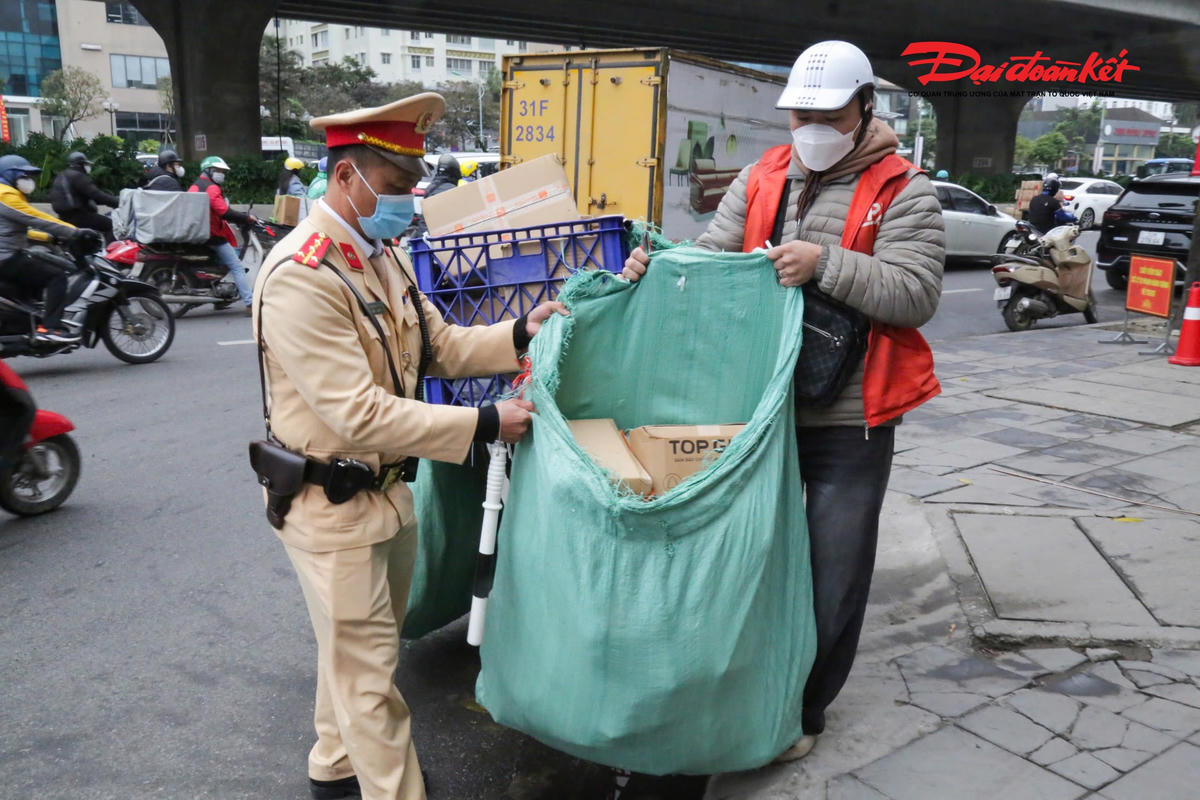 CSGT lập biên bản xử phạt và yêu cầu tài xế tháo dỡ hàng hóa trên xe.