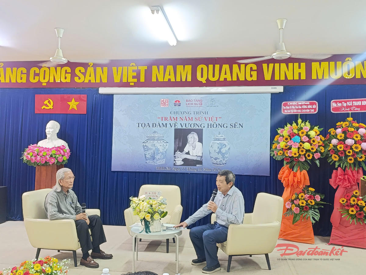 Nhà nghiên cứu và sưu tầm cổ ngoạn Trần Đình Sơn (bên trái) tham gia giao lưu tại buổi toạ đàm. Ảnh: Hồng Phúc.