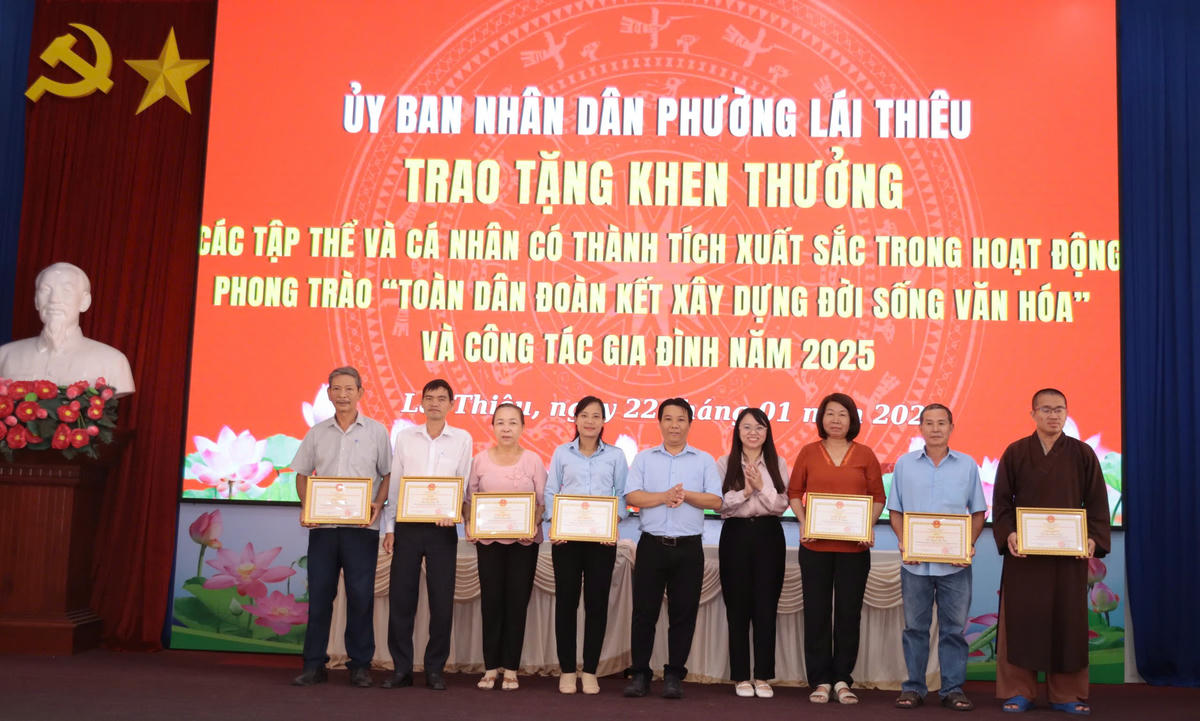 Trao khen thưởng cho các tập thể và cá nhân có thành tích xuất sắc trong hoạt động phong trào “Toàn dân đoàn kết xây dựng đời sống văn hoá” và công tác gia đình năm 2025. Ảnh: NN.