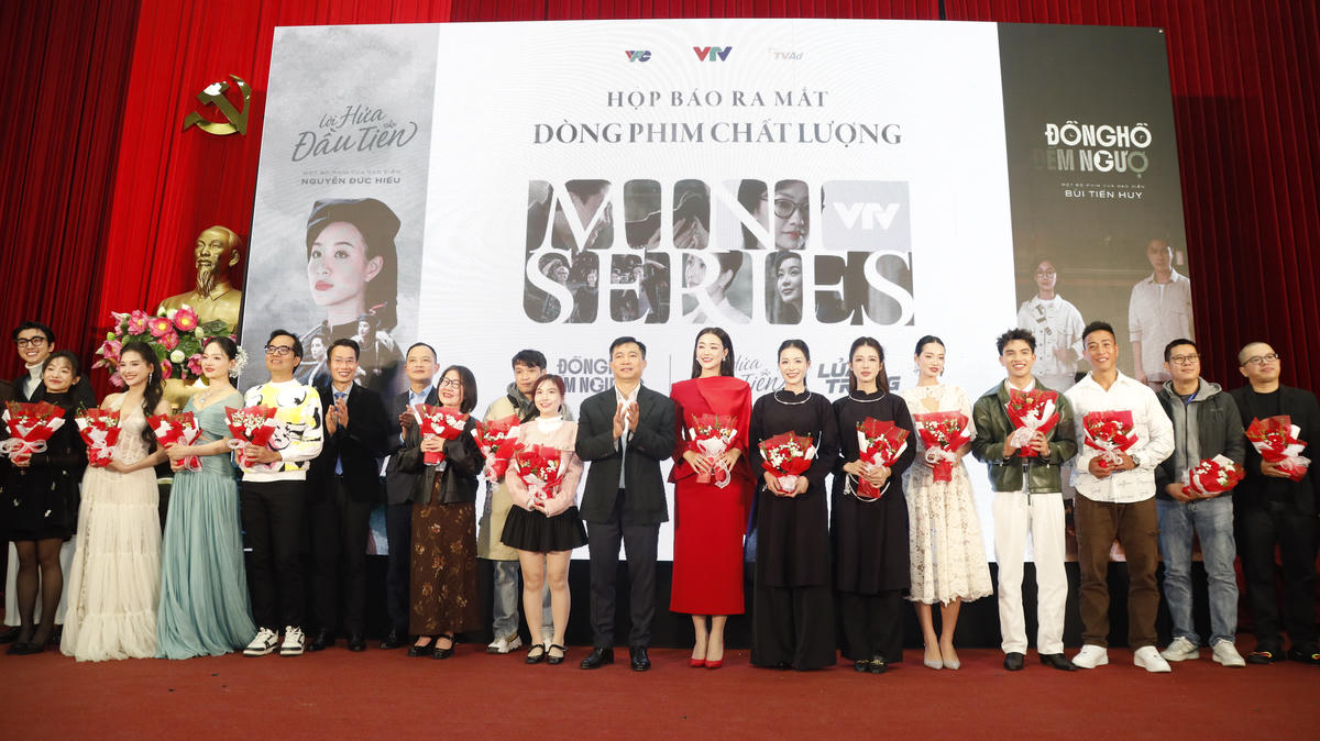 Các đạo diễn, diễn viên của ba bộ phim khởi đầu cho dòng&nbsp;dòng phim miniseries chất lượng cao của VFC tại buổi họp báo. Ảnh: BTC.