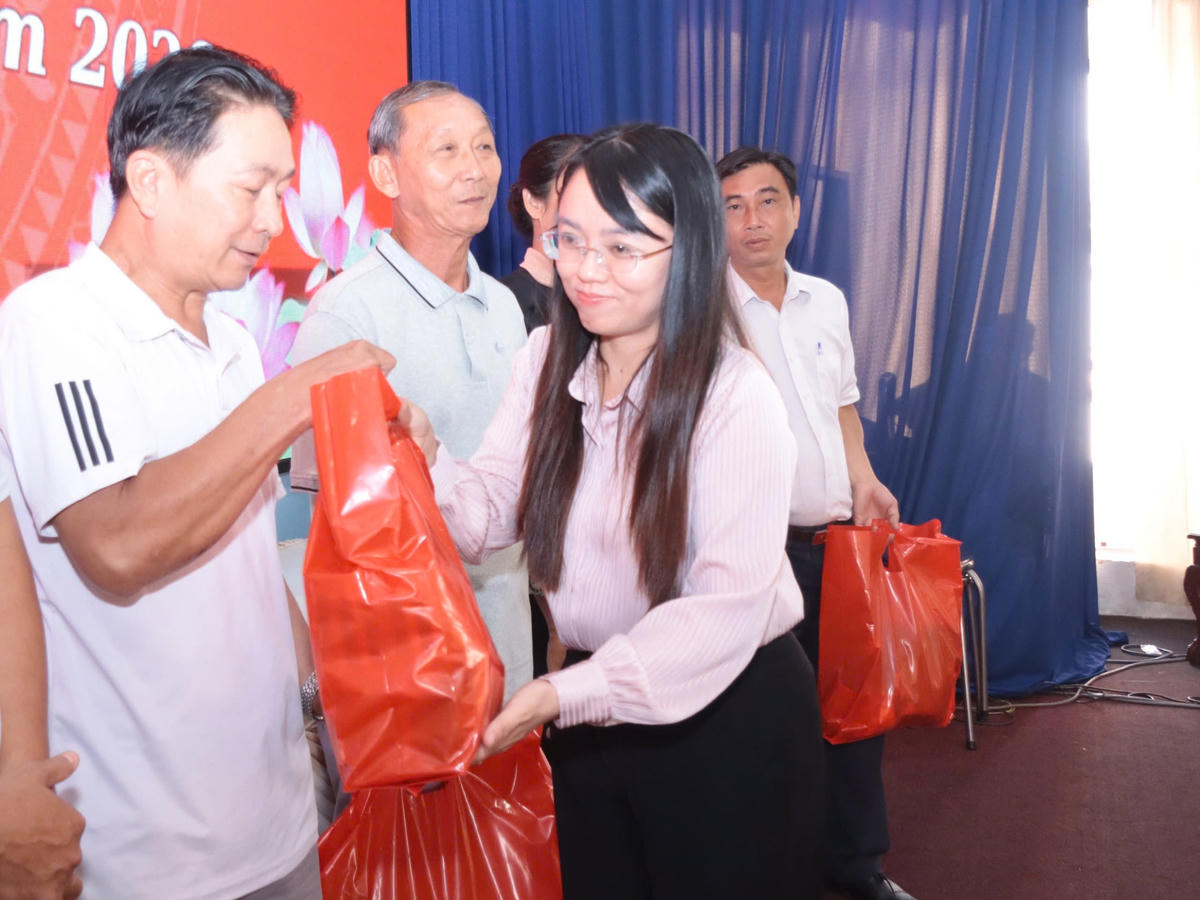 Trao quà Tết cho các hộ dân có hoàn cảnh khó khăn trên địa bàn. Ảnh: NN.