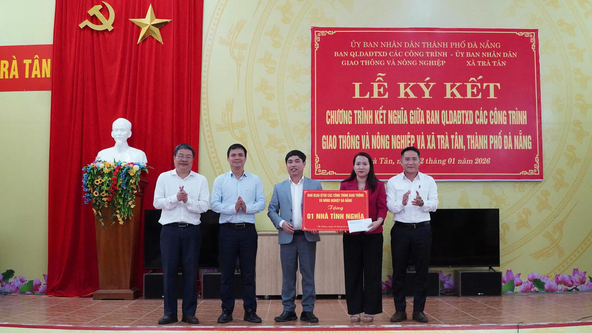 Lãnh đạo&nbsp;Ban Quản lý dự án đầu tư xây dựng các công trình giao thông và nông nghiệp Đà Nẵng tặng 1 nhà tình nghĩa cho xã Trà Tân. Ảnh: CV.