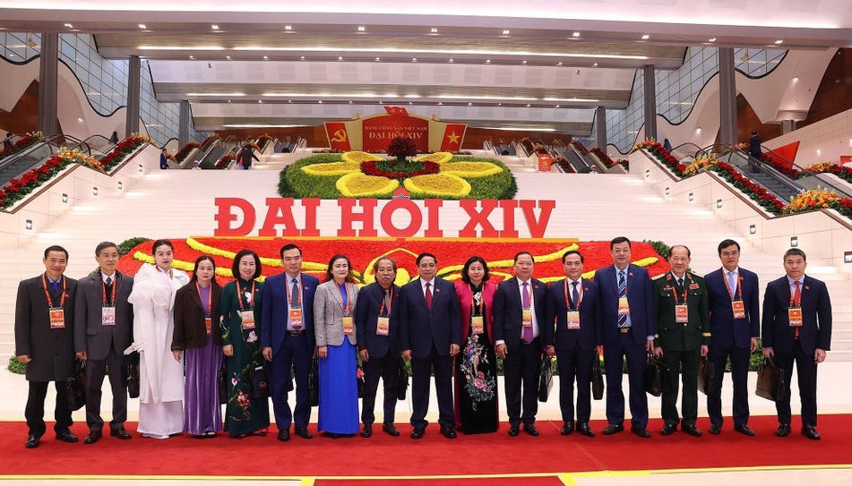 Thủ tướng Phạm Minh Chính chụp ảnh cùng Đoàn đại biểu Đảng ủy Mặt trận Tổ quốc, các đoàn thể Trung ương dự Đại hội XIV của Đảng.