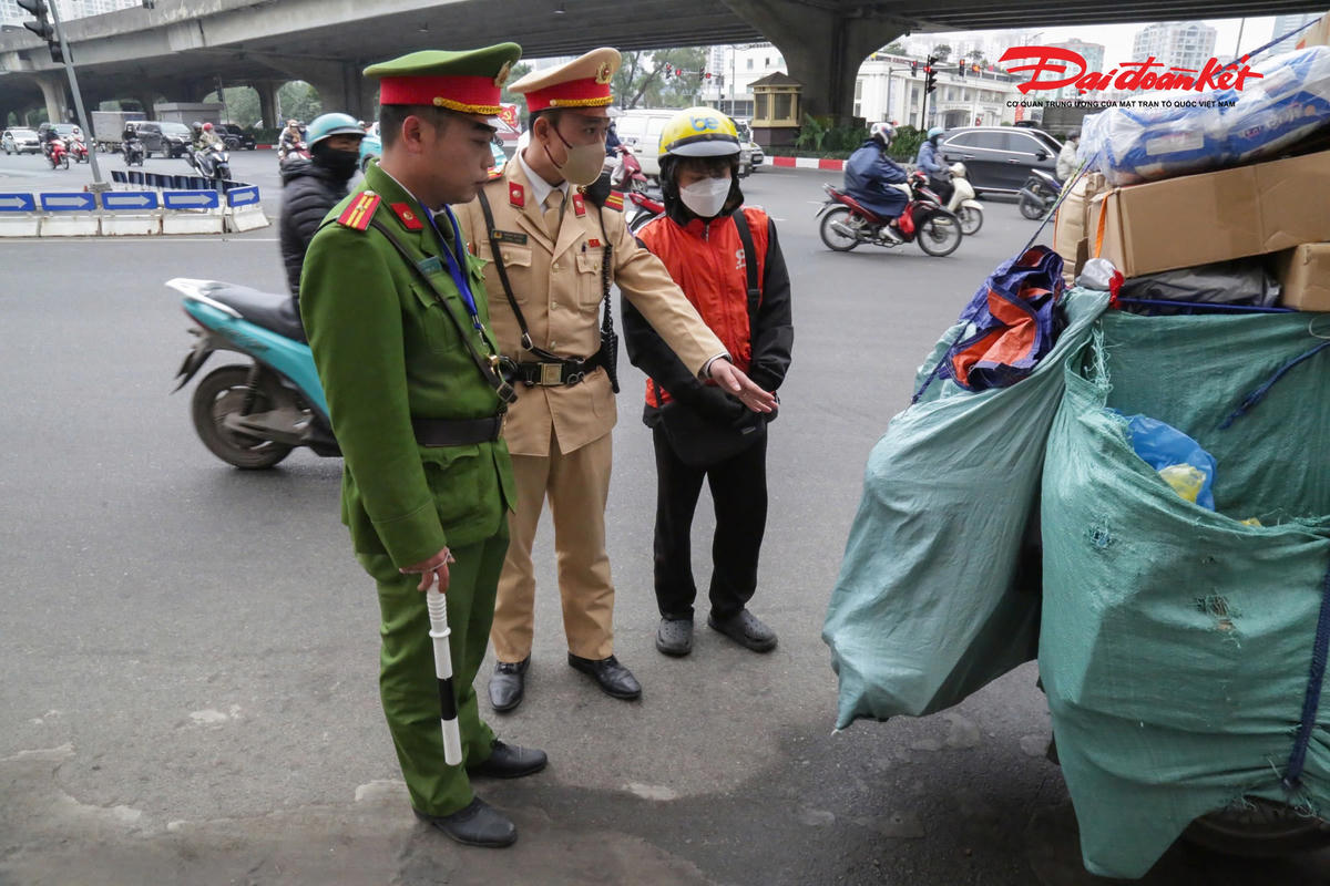 Tại nút giao Lê Văn Lương - Khuất Duy Tiến, lực lượng CSGT xử lý nhiều shipper chở hàng che lấp biển số “né” camera AI.