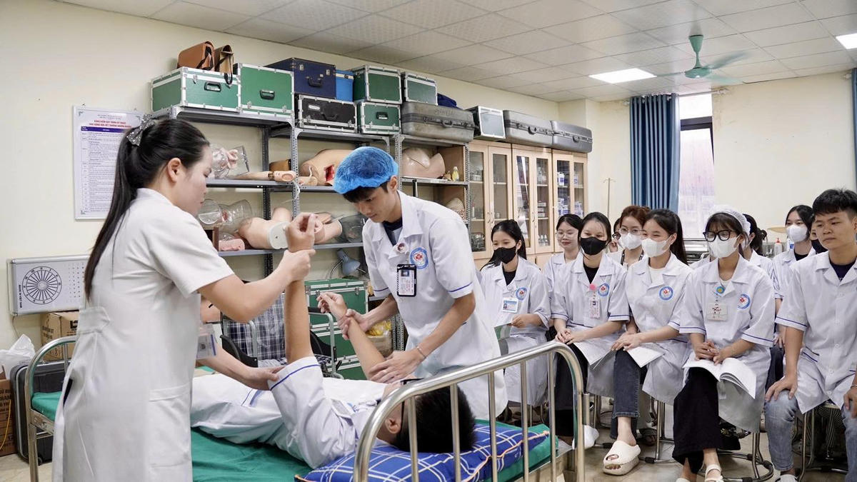 Sinh viên Y học cổ truyền trong giờ học thực hành (ảnh TL) 