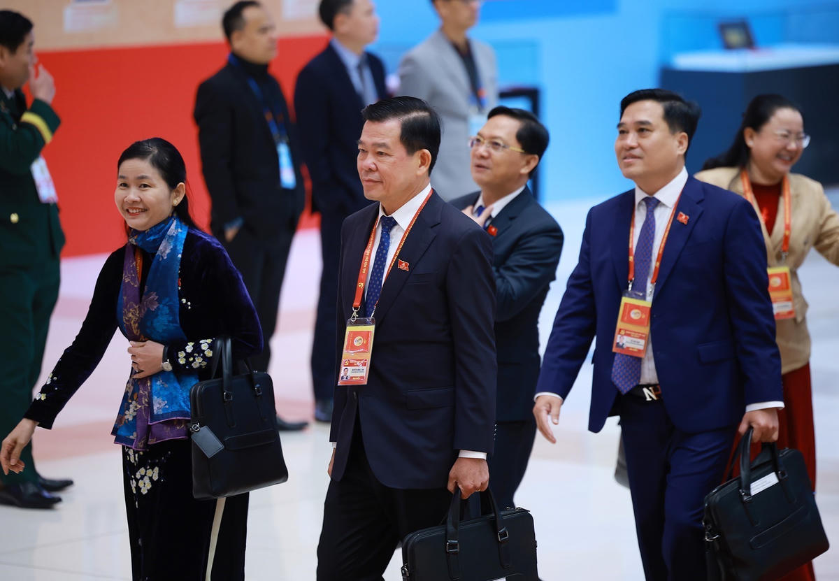 Các đại biểu đến dự ngày làm việc chính thức thứ ba Đại hội XIV của Đảng, sáng 22/1.