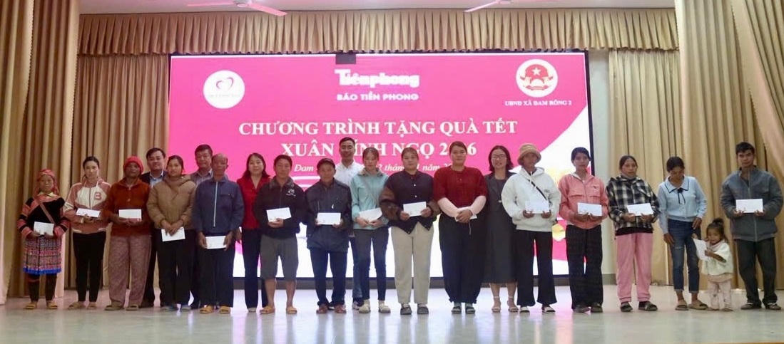 Người dân xã Đam Rông 2, tỉnh Lâm Đồng, phấn khởi nhận quà Tết do Quỹ Thiện Tâm và Báo Tiền Phong trao tặng. (ảnh T.L)

