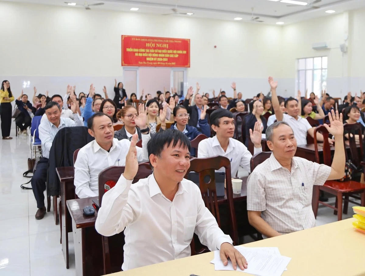 Cử tri biểu quyết danh sách giới thiệu người ứng cử đại biểu HĐND tỉnh và đại biểu HĐND phường Nam Nha Trang. (ảnh H.L)