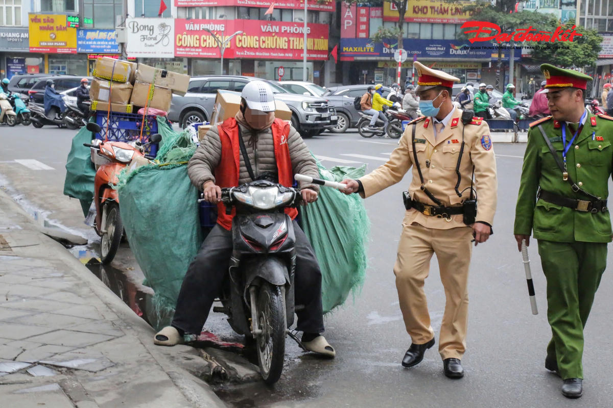 Chở hàng hóa trên xe làm che lấp biển kiểm soát nên tài xế P.L.H. đã bị lực lượng CSGT dừng xe để xử lý.