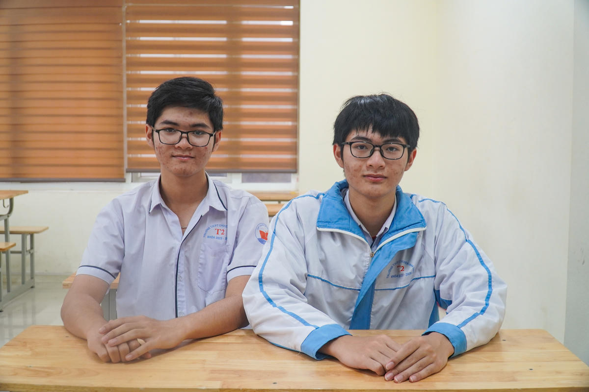 Cặp song sinh Lê Vĩnh Kỳ (bên phải) và Lê Phúc Khánh (bên trái) vừa là bạn học, vừa là anh em. Ảnh: Đình Minh