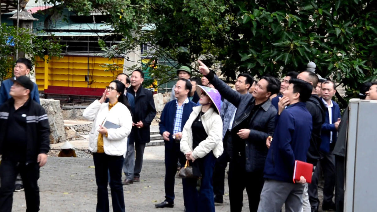 Bí thư Đảng uỷ xã Trần Đức Hải cùng các lãnh đạo UBND xã kiểm tra công tác chỉnh trang sắp xếp không gian di tích.Ảnh : TL